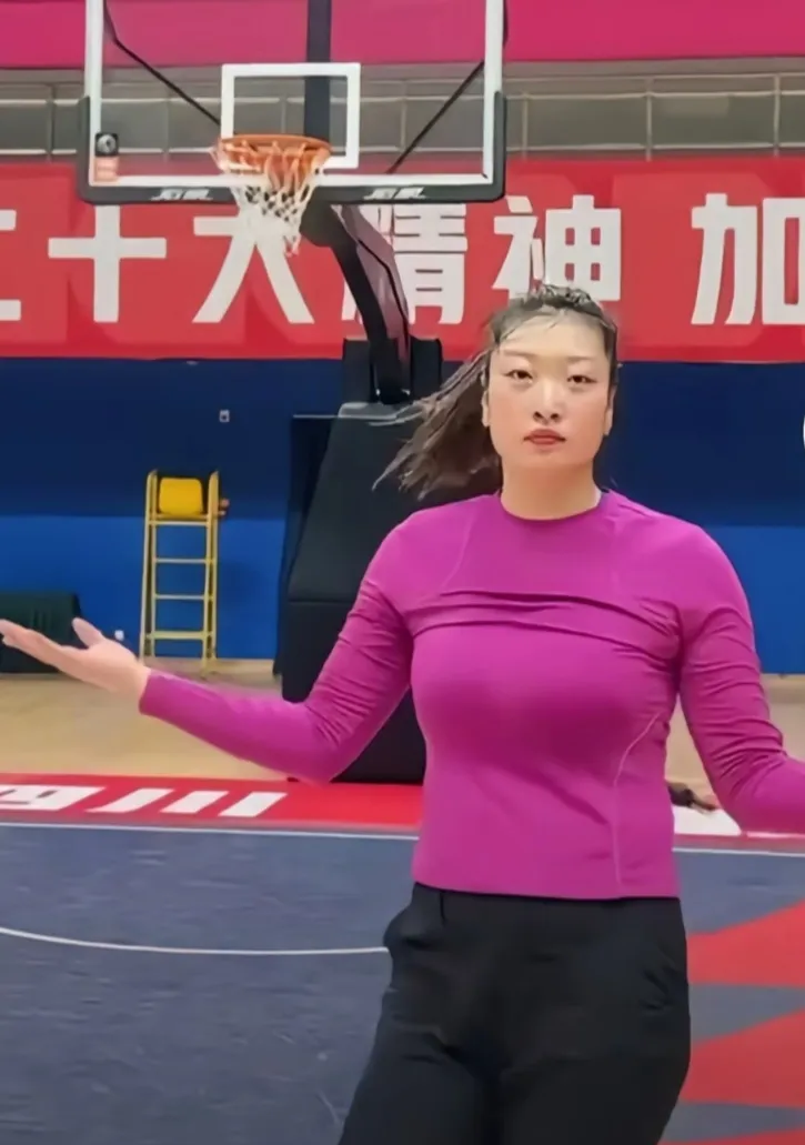 包含主教练发表最新训练方案，引发球迷热议的词条