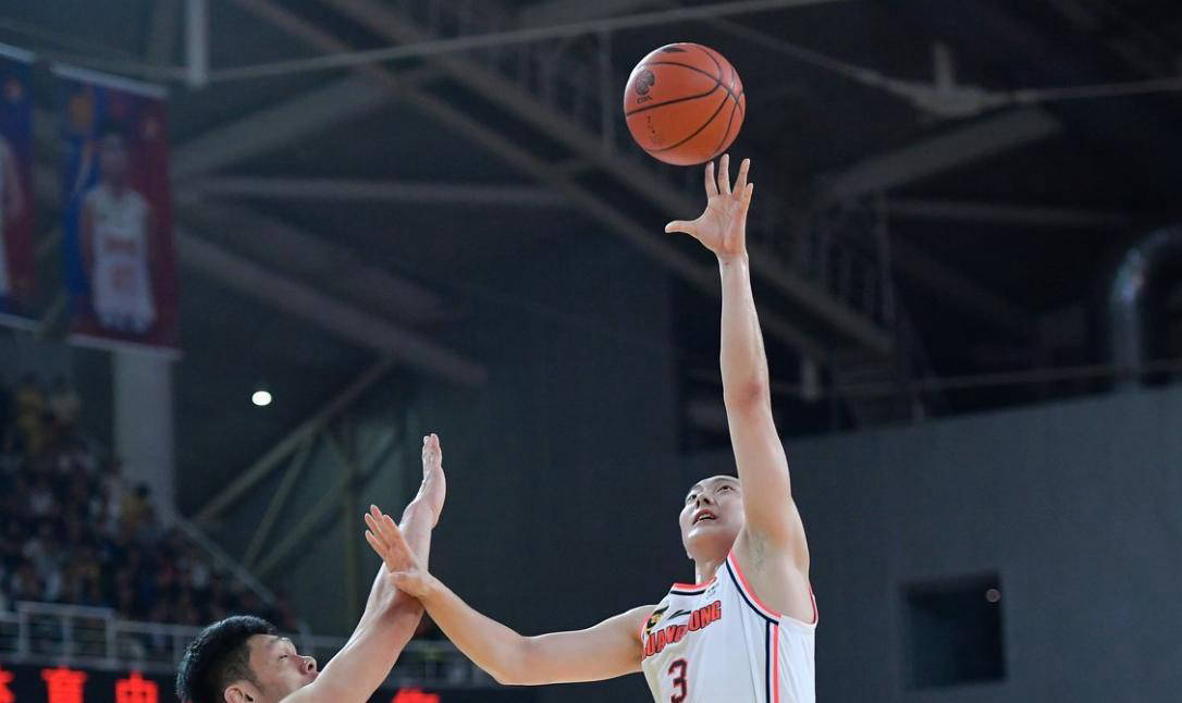 篮板争夺激烈，球队拼尽全力保护篮板的简单介绍