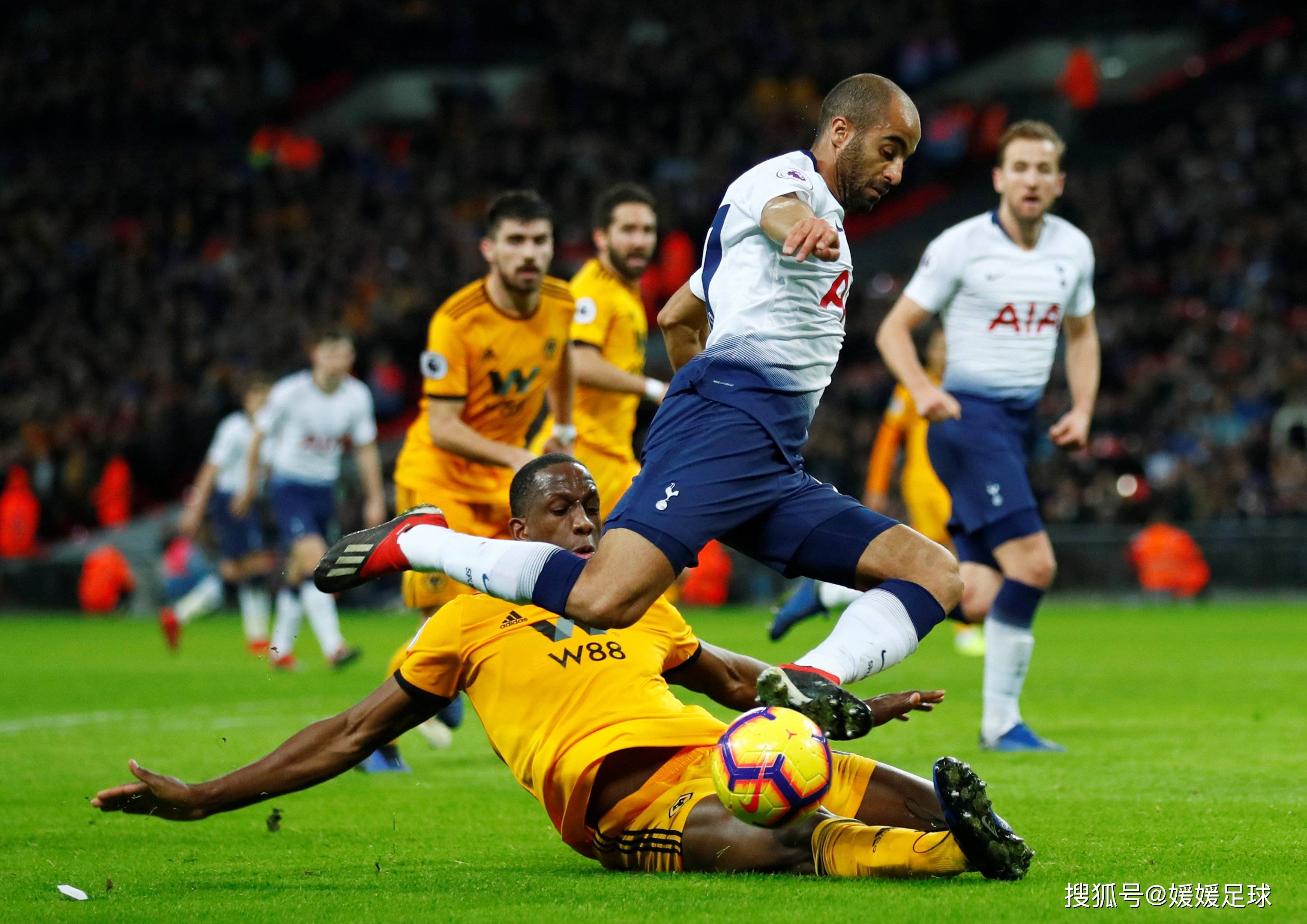 关于足球比赛场面激烈，现场球迷欢呼雀跃的信息