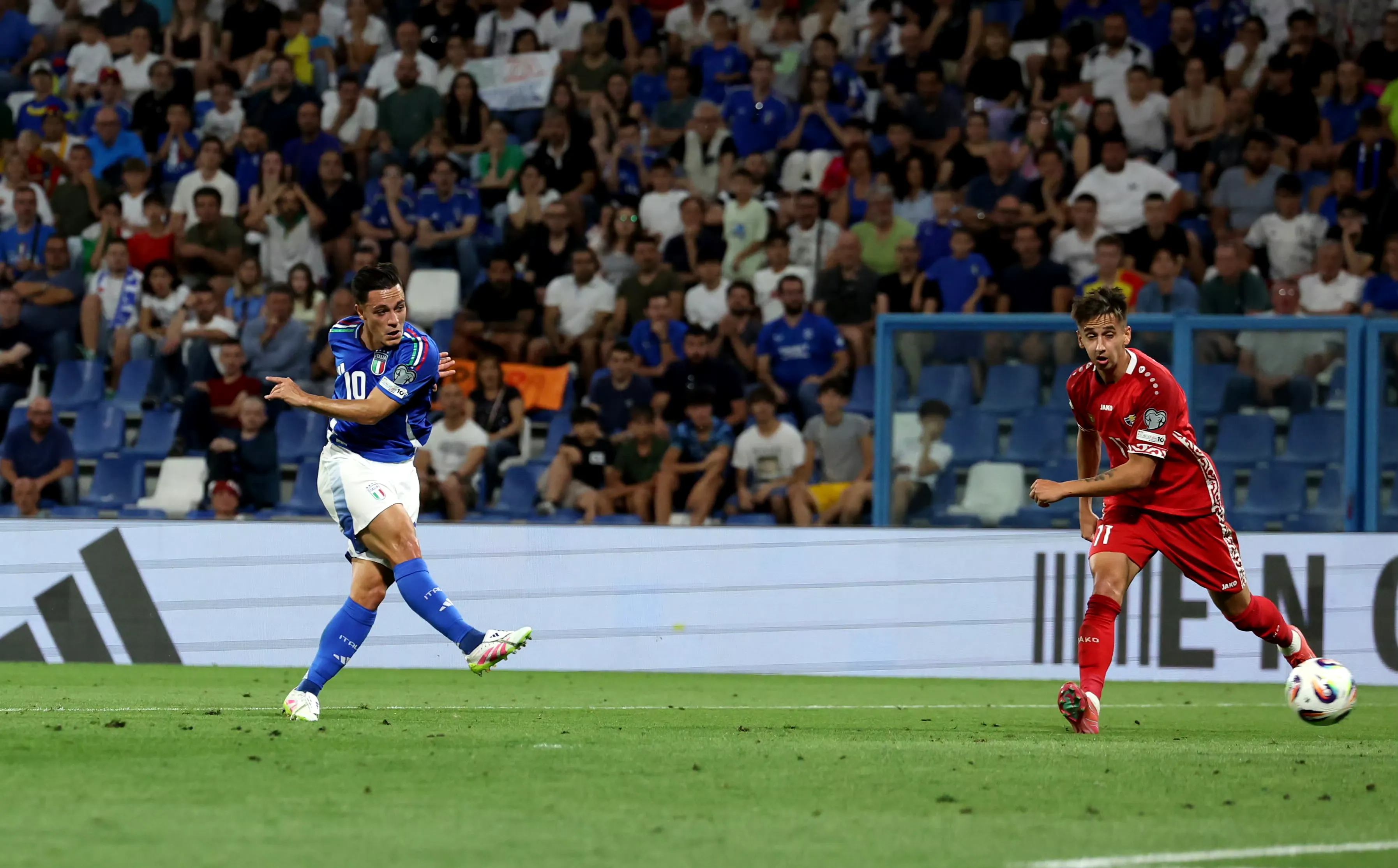 九游体育官方入口-意大利足球比赛中球员们敬业拼搏