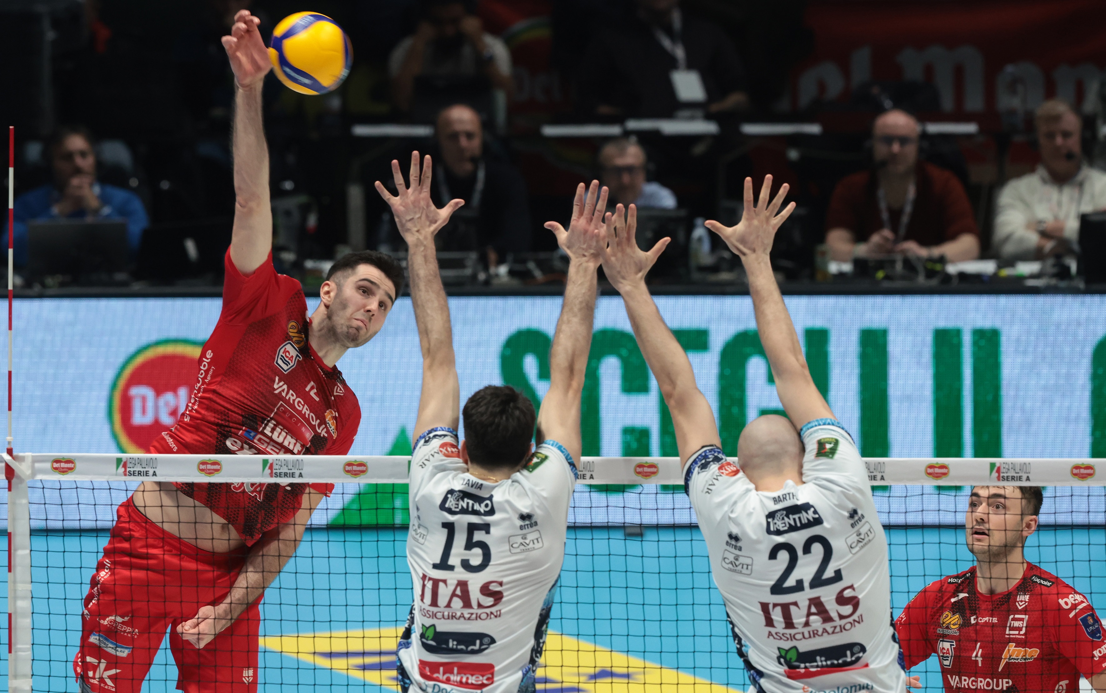 意大利足球比赛中球员们敬业拼搏