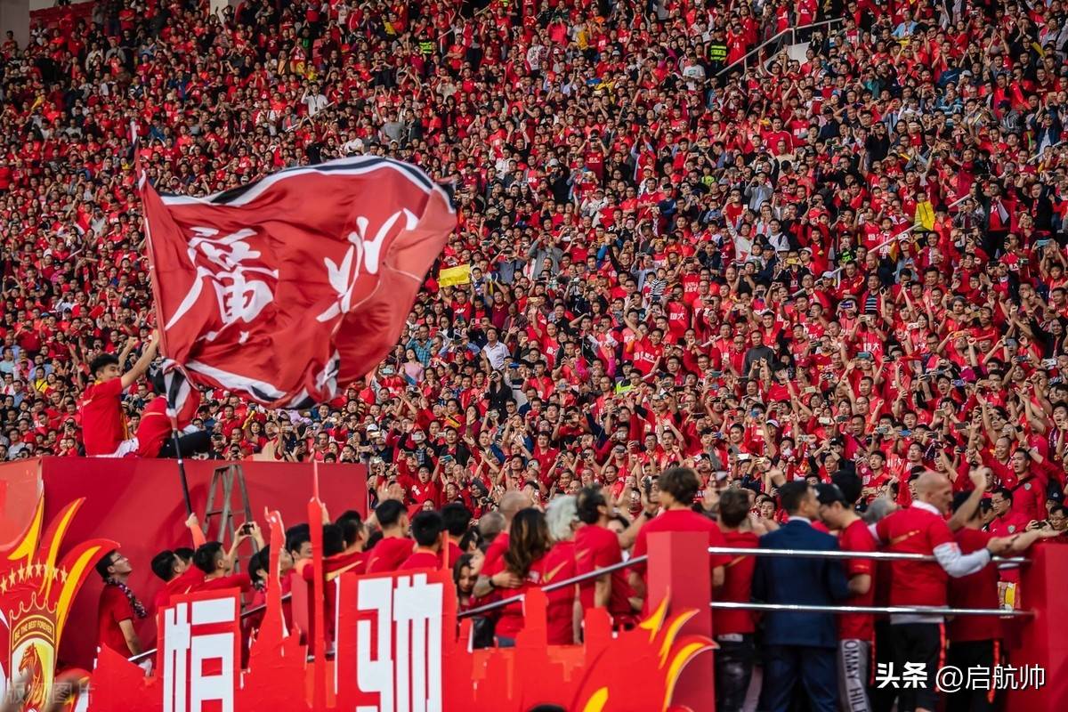 中国足球联赛场面上犹如猛兽争锋，球队拼搏的简单介绍