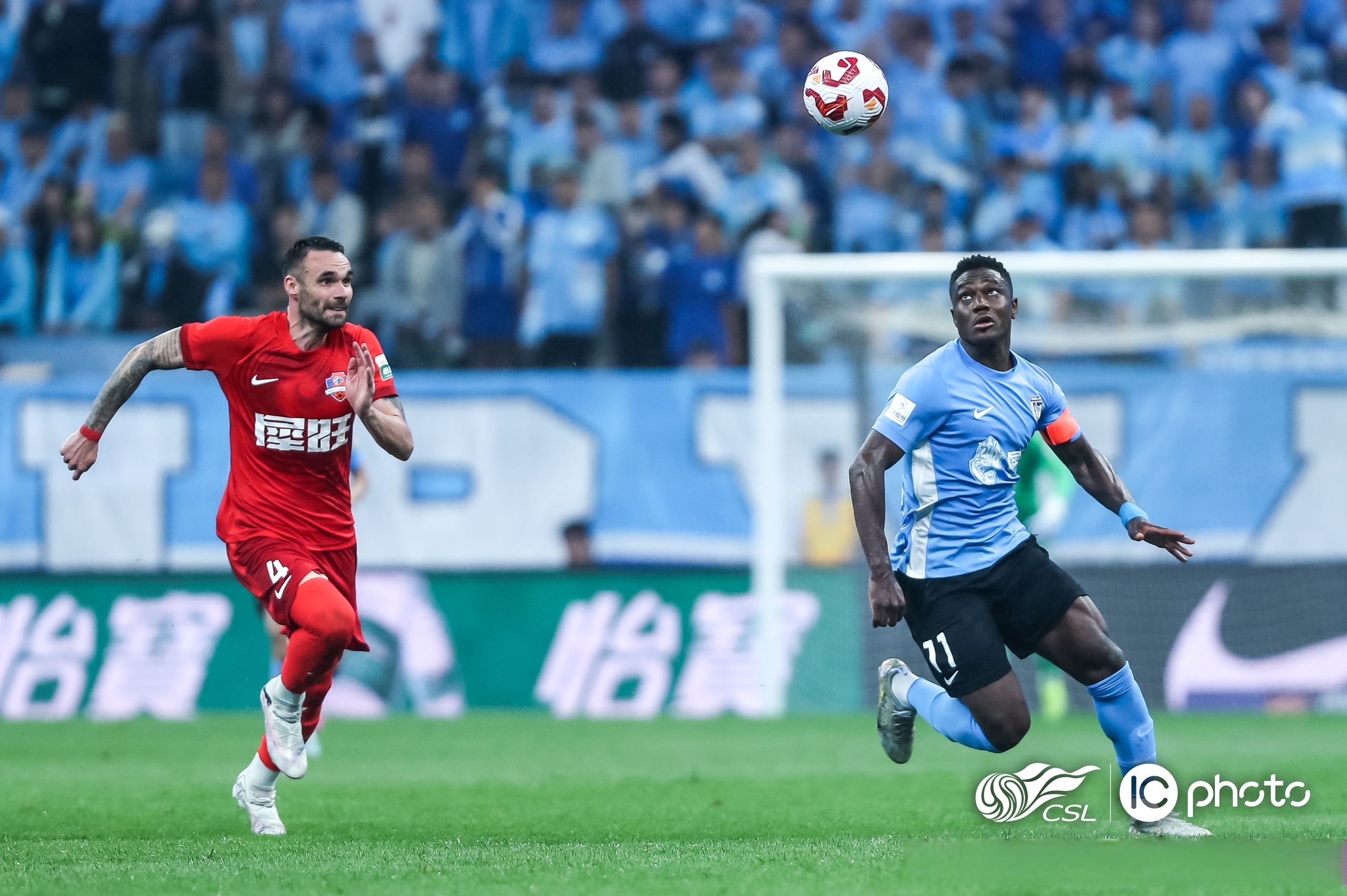 中国足球联赛场面上犹如猛兽争锋，球队拼搏的简单介绍