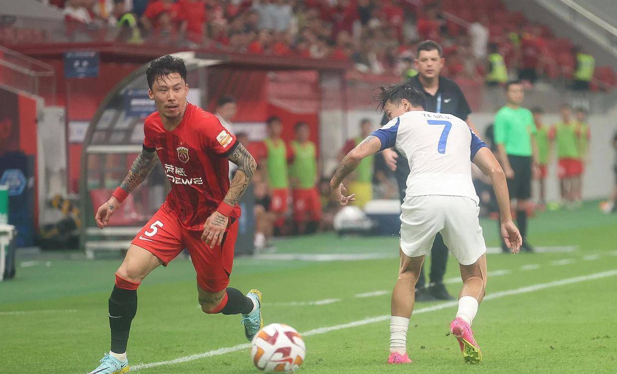 球员在比赛中砍下三双数据，成为焦点人物