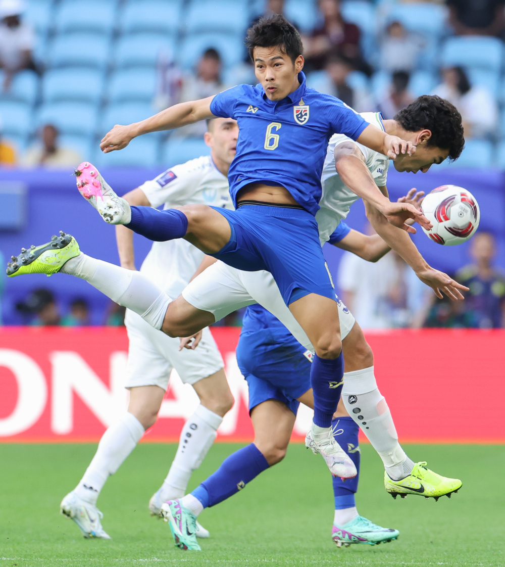 塔吉克斯坦男篮在对阵乌兹别克队时拼尽全力