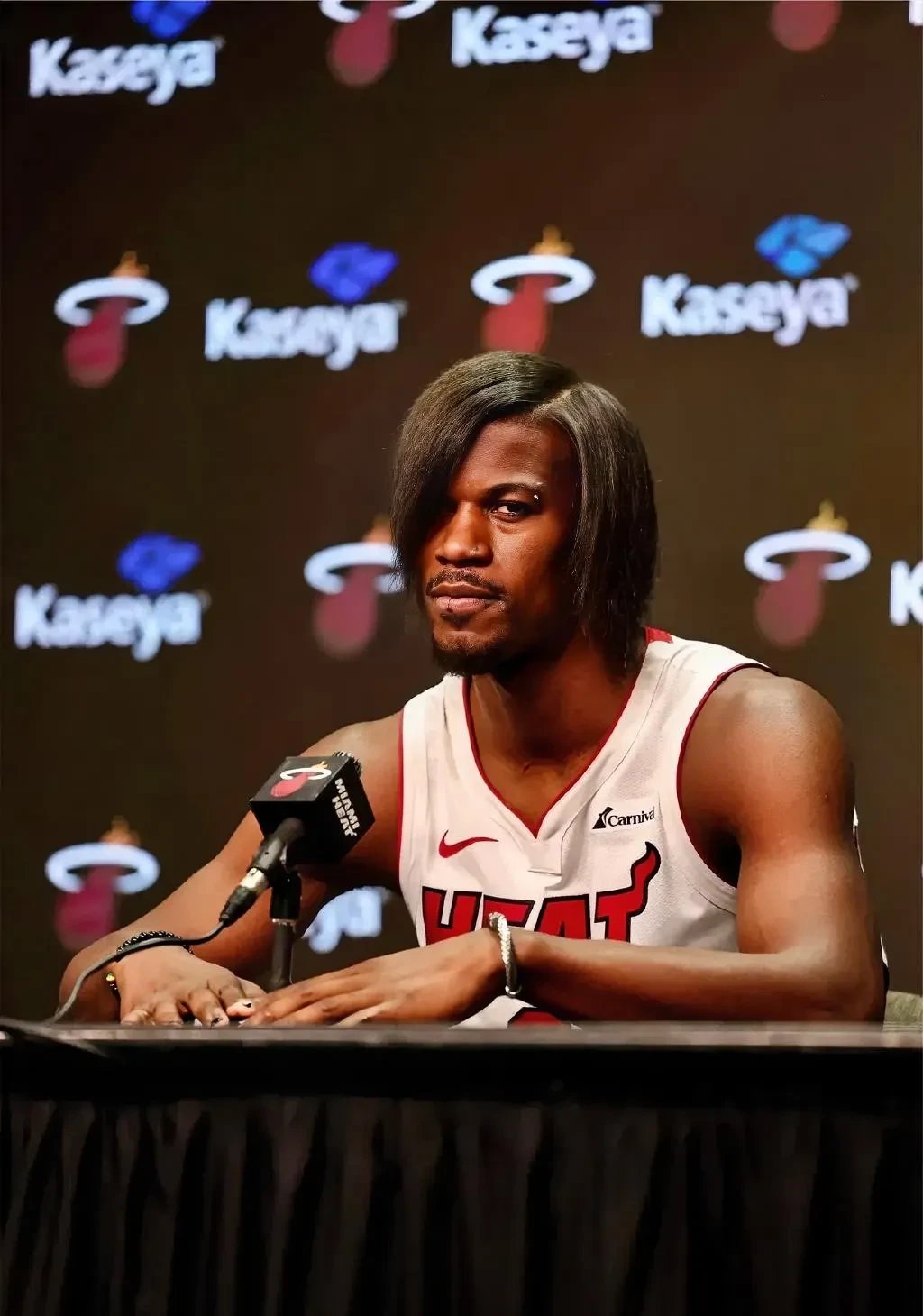 老鹰客场胜热火，年轻球员表现亮眼的简单介绍