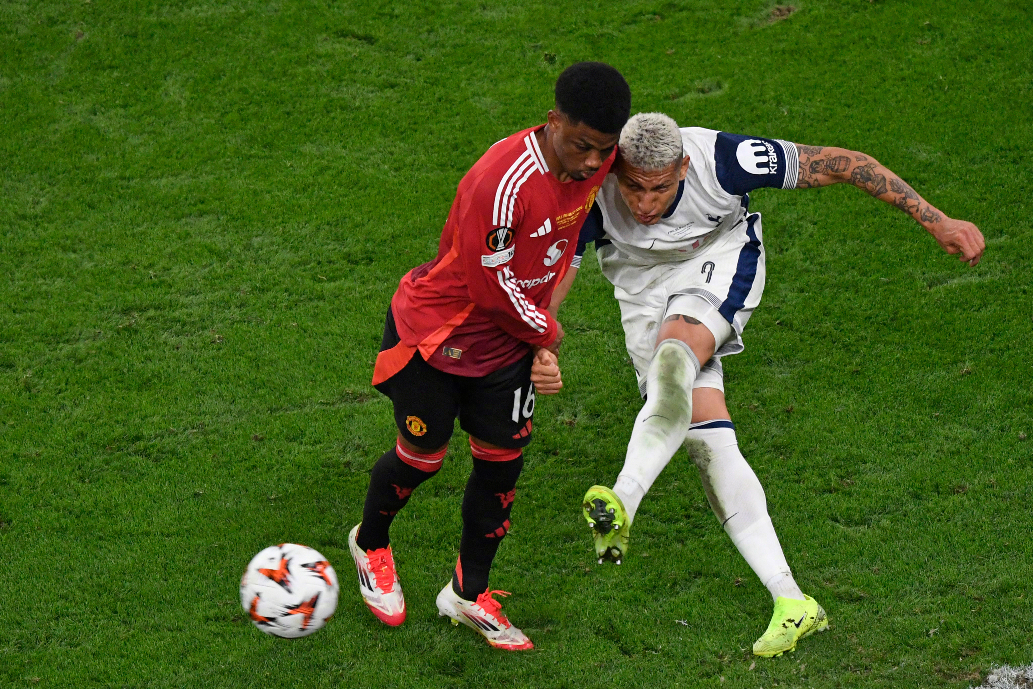 曼联客场逆转沃特福德,继续追赶前四位置 曼联客场逆转沃特福德,继续追赶前四位置