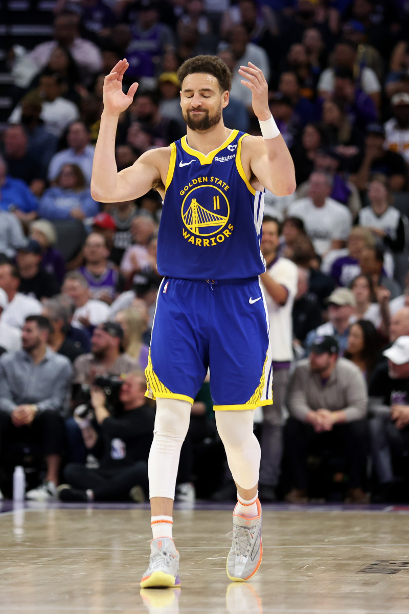 NBA球员在比赛中发挥精湛，为球队赢得荣耀