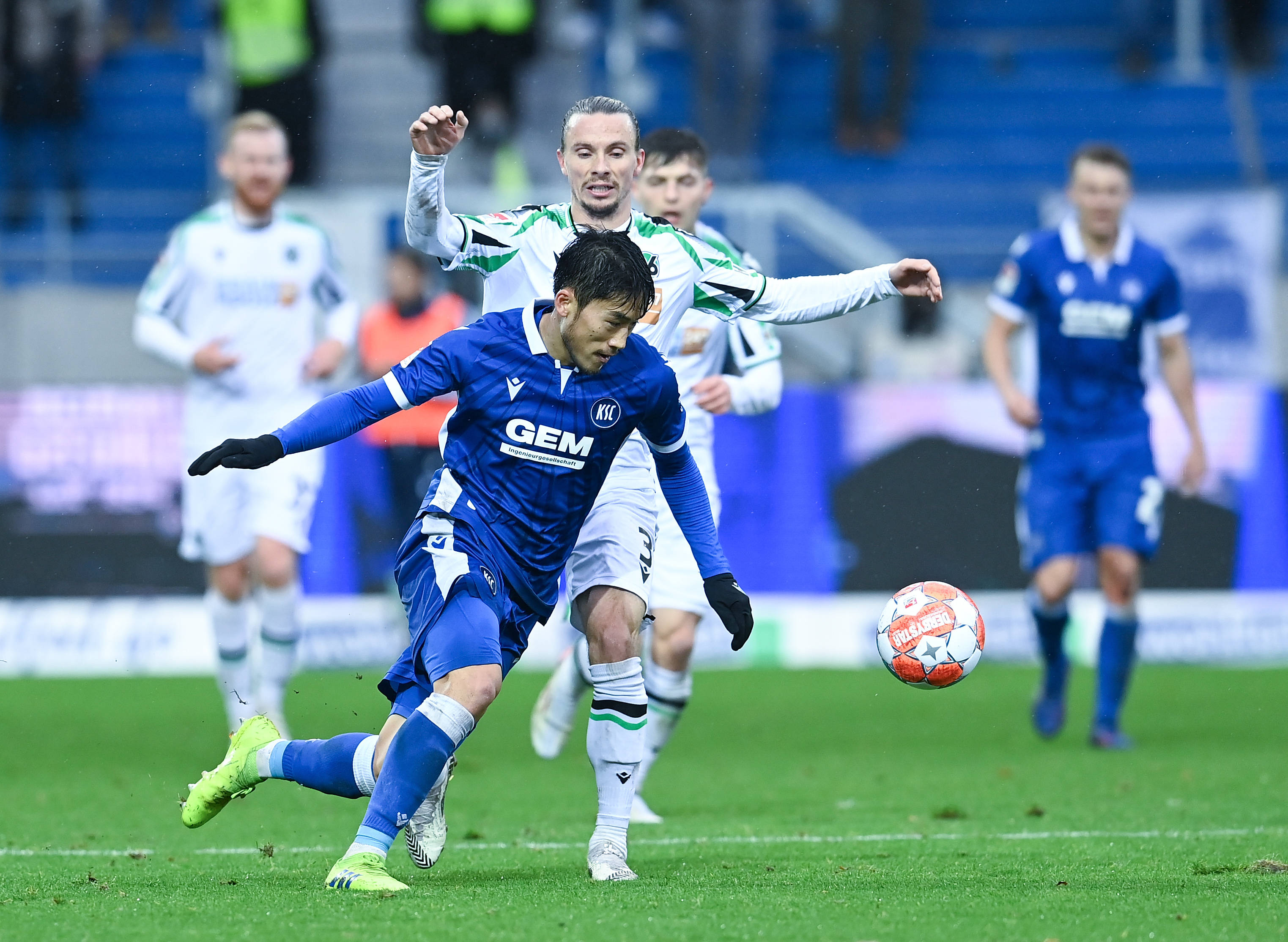 包含卡尔斯鲁厄遭遇失利，排名下滑的词条